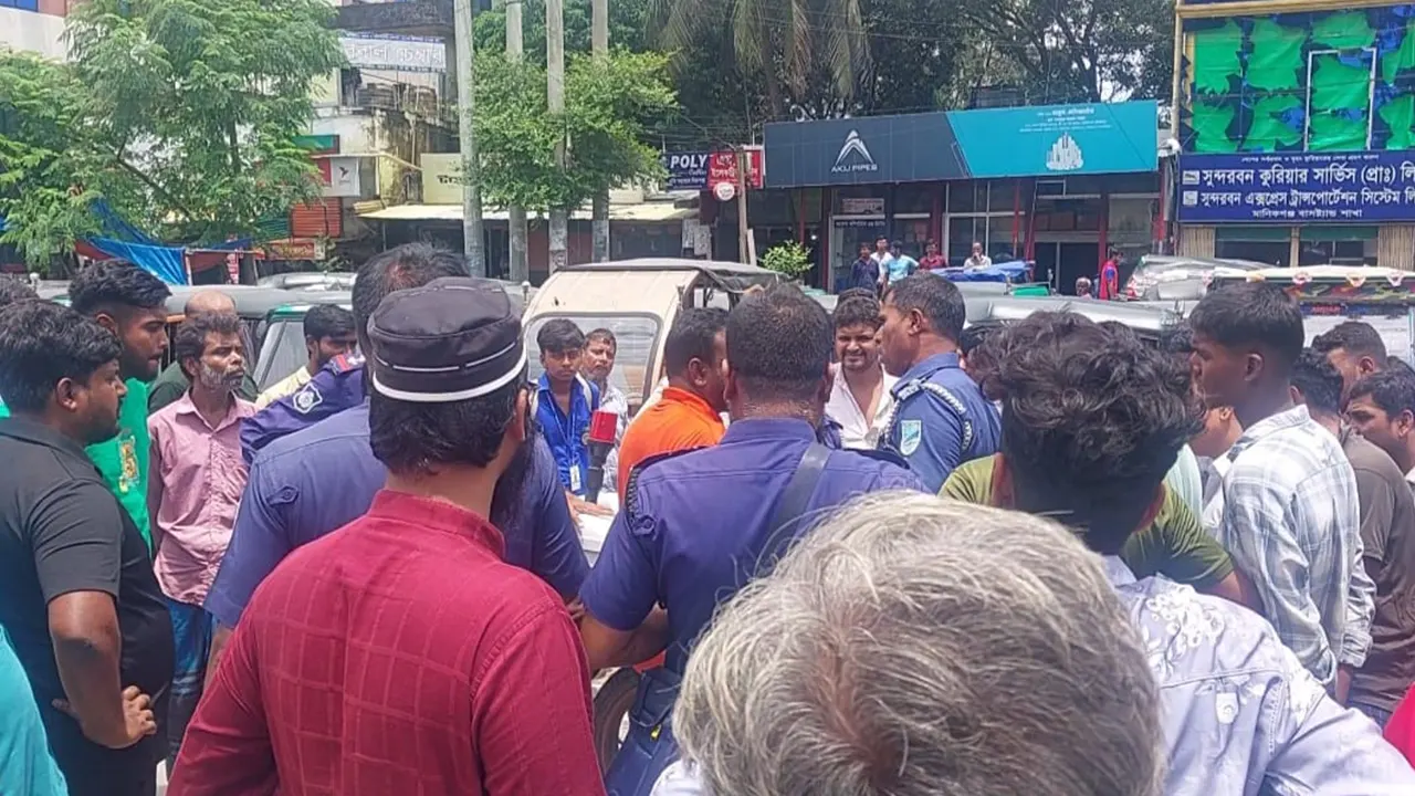 মহাসড়কের উপর অবৈধ সিএনজি স্ট্যান্ড, চারজন আটক