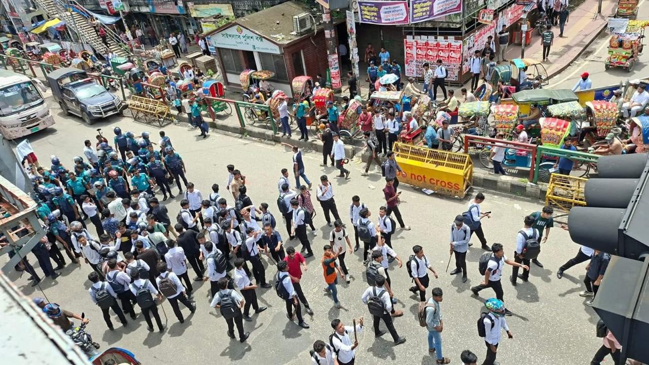 রাজধানীর সায়েন্সল্যাব এলাকায় ঢাকা কলেজ ও সিটি কলেজ শিক্ষার্থীদের সংঘর্ষ, আহত ৮