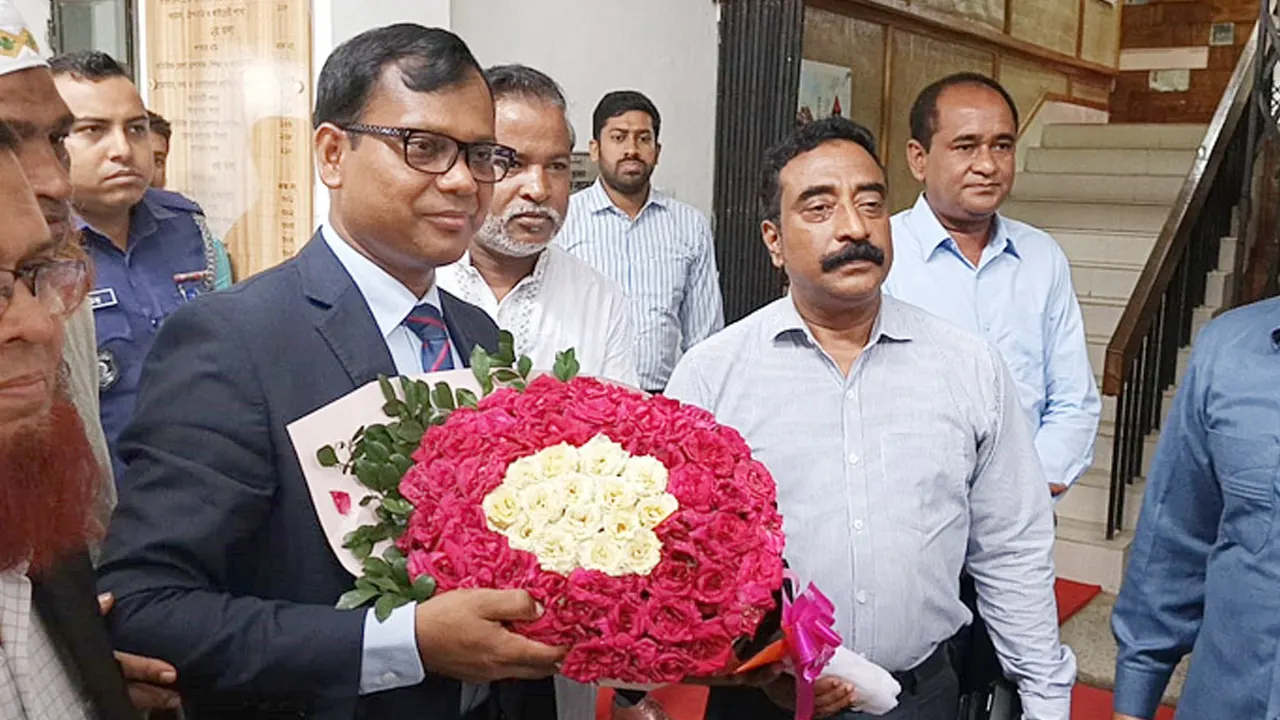 সিলেটের নতুন জেলা প্রশাসক হিসেবে দায়িত্ব নিলেন সারওয়ার আলম