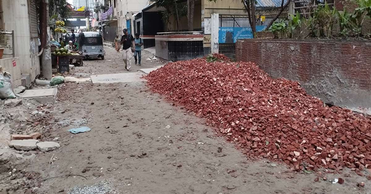 সড়ক উন্নয়ন কাজে ধীরগতি, শেওড়াপাড়া-কাজীপাড়ায় ভোগান্তি চরমে