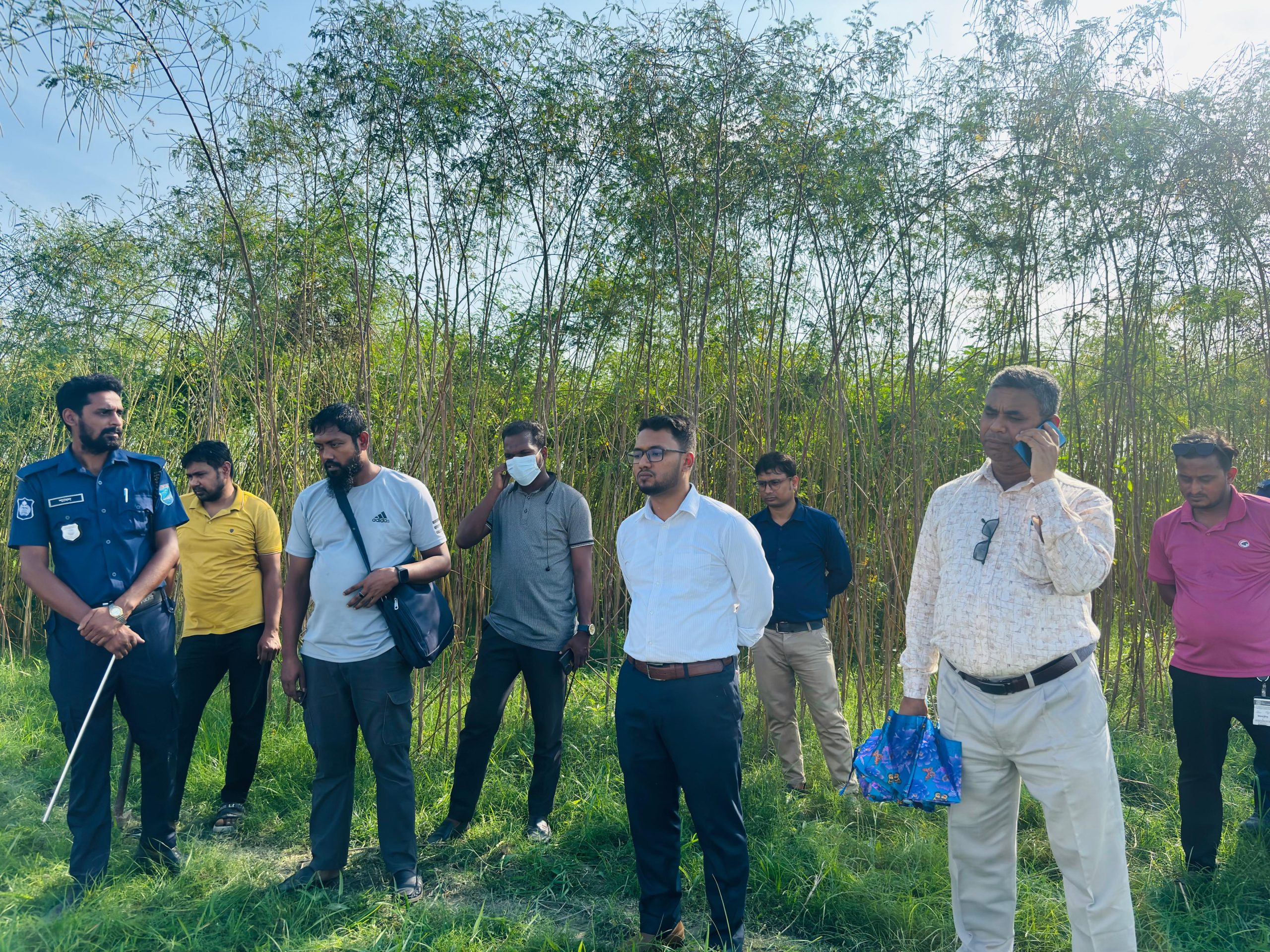 ভেদরগঞ্জে অবৈধভাবে বালু উত্তোলন করায় ড্রেজার জব্দ