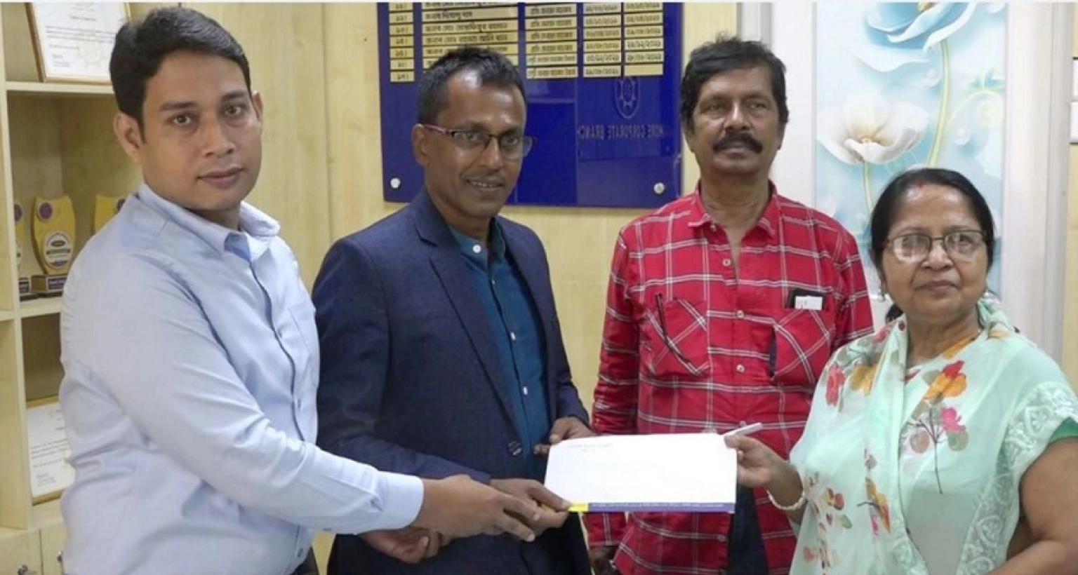 ব্যাংকের অ্যাকাউন্টে এত টাকা আছে জানতেনই না গ্রাহক!