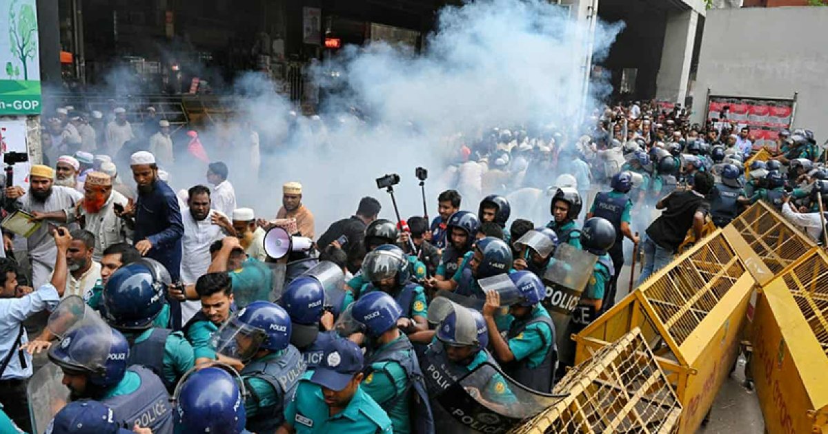 ইবতেদায়ি মাদ্রাসা শিক্ষকদের পদযাত্রায় পুলিশের জলকামান-সাউন্ড গ্রেনেড নিক্ষেপ