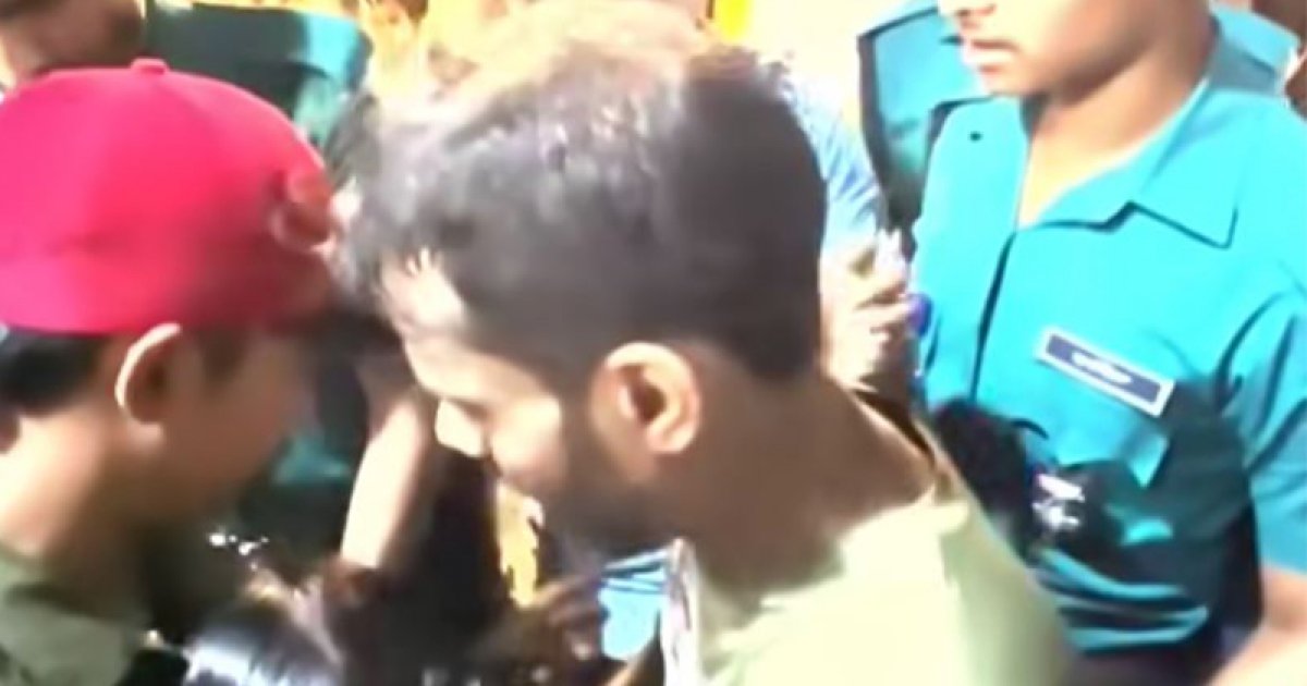 গ্রেফতার বাবাকে ধরে কাঁদতে থাকা শিশুকে চড়, খতিয়ে দেখার কথা বলছে পুলিশ