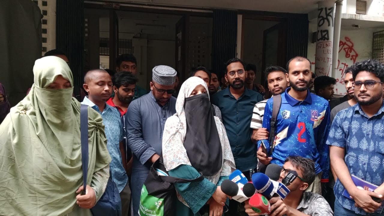 কোথা থেকে মুখ পুড়িয়েছিস যে মুখ ঢেকে রেখেছিস? বলে ঢাবি শিক্ষার্থীকে ‘থুতু’ ও হেনস্তা