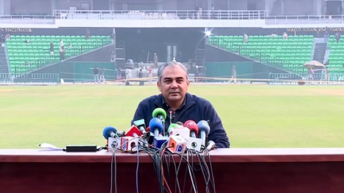 ভারতকে ট্রফি না দেয়ায় নাকভি হারাতে পারেন আইসিসির পরিচালকের পদ!