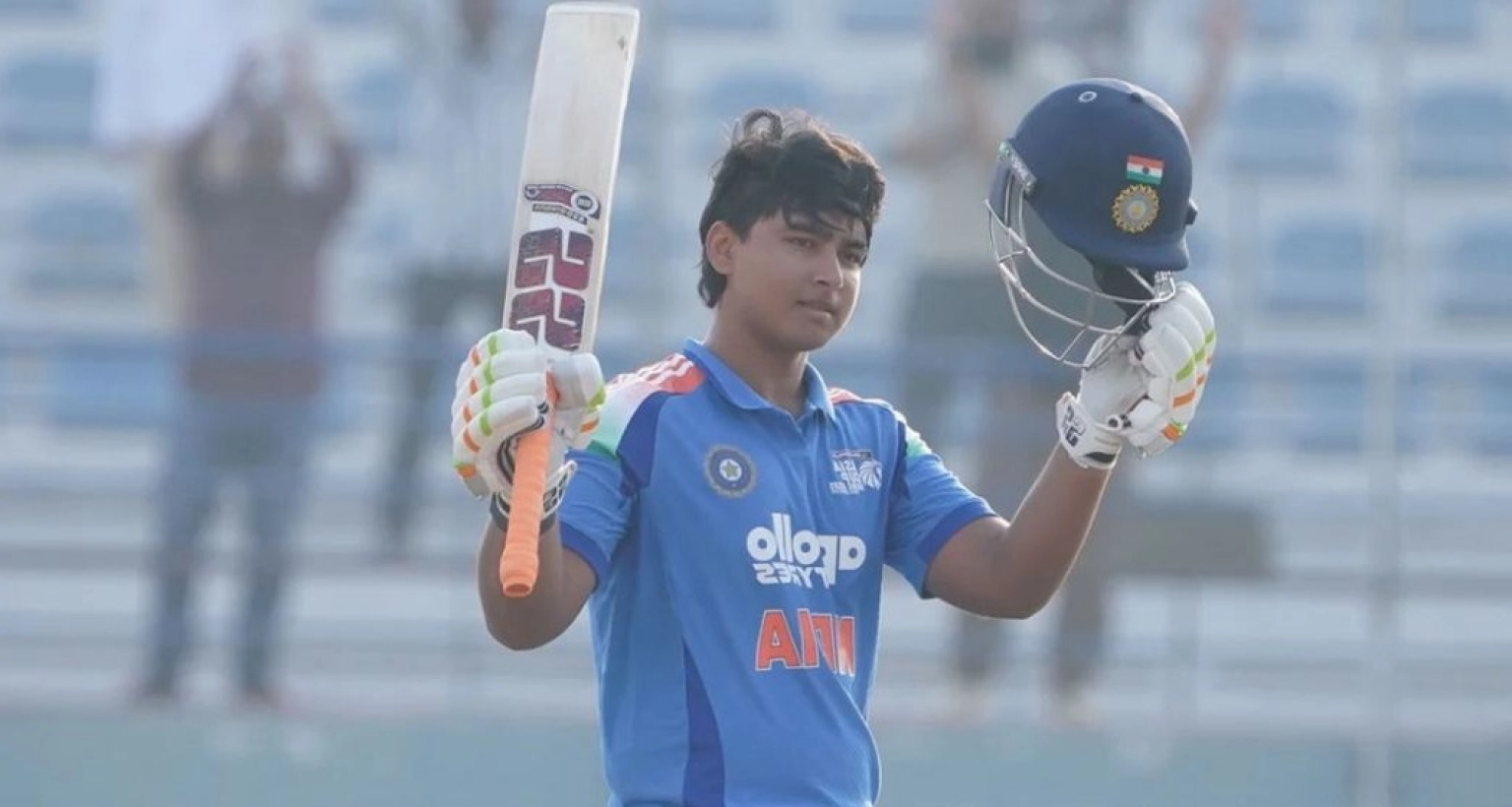 ১০টি ছক্কা ও ৯টি চারে সেঞ্চুরির পর বল হাতেও চমক!