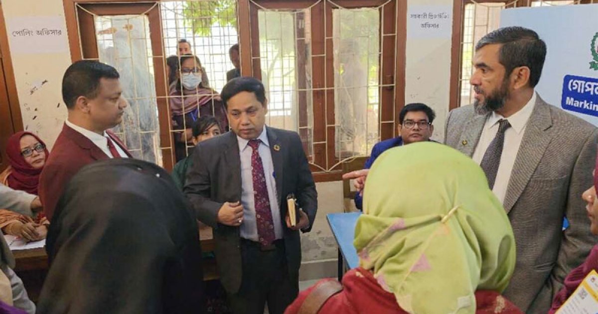 মক ভোটিংয়ে বিশৃঙ্খল পরিবেশ, ক্ষুব্ধ ইসি কর্মকর্তার নির্দেশে পুনরায় ভোটগ্রহণ