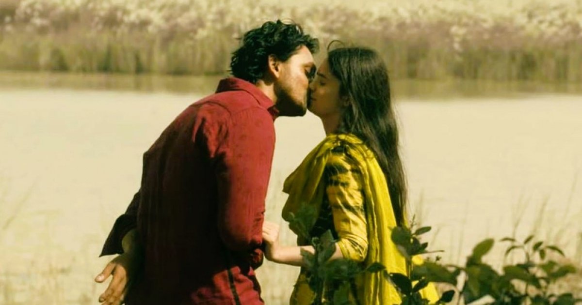 আলোচনায় তাদের অন্তরঙ্গ ছবি
