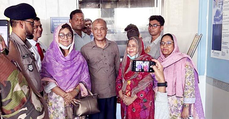 খালেদা জিয়ার খোঁজ নিতে এভারকেয়ারে স্বরাষ্ট্র উপদেষ্টা