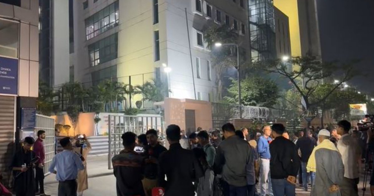 খালেদা জিয়ার শারীরিক জটিলতা বেড়েছে, মধ্যরাত থেকে হাসপাতালে নেতাকর্মীদের ভিড়