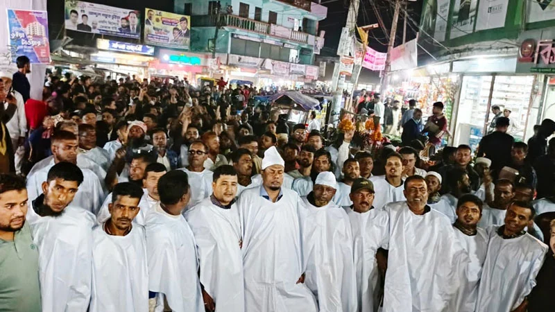 কুমিল্লা-১০ আসনে মনোনয়ন দাবিতে কাফনের কাপড় পরে বিএনপি নেতাকর্মীর বিক্ষোভ