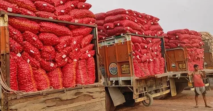 বেনাপোল বন্দর: দুইদিনে ভারত থেকে আমদানি করা হলো ১২০ মেট্রিক টন পেঁয়াজ