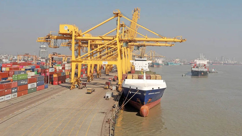 চট্টগ্রাম বন্দর: ৪৫ লাখ টন পণ্য নিয়ে ভাসছে বড় বড় জাহাজ