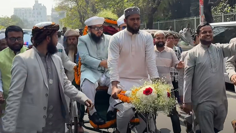‘রিকশা’ করে সংসদে শপথ নিতে এলেন পীরজাদা হানজালা এমপি