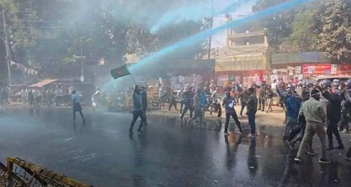 প্রধান উপদেষ্টার বাসভবন যমুনা ঘেরাও করেছেন সরকারি কর্মচারীরা