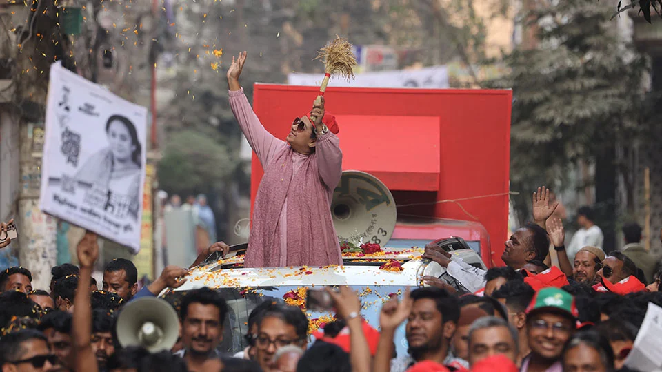 নির্বাচনী প্রচার চালাতে প্রার্থীদের হাতে সময় আর কয়েক ঘণ্টা