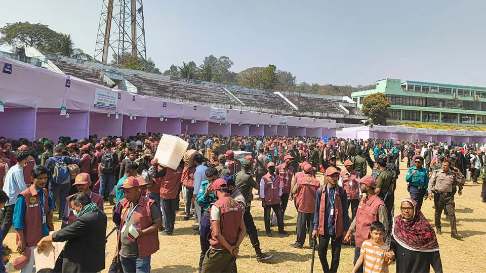 চট্টগ্রামের ১৯৬৫ কেন্দ্রে যাচ্ছে ভোটের সরঞ্জাম