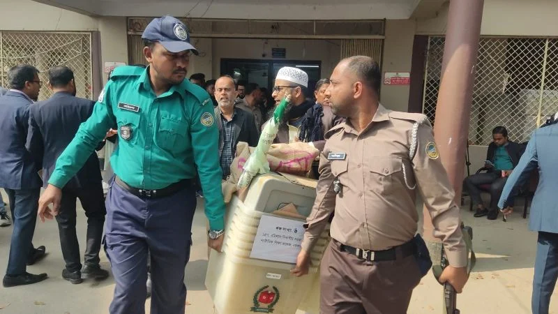 সারা দেশের ভোটকেন্দ্রে পৌঁছানো হচ্ছে নির্বাচনী সরঞ্জাম