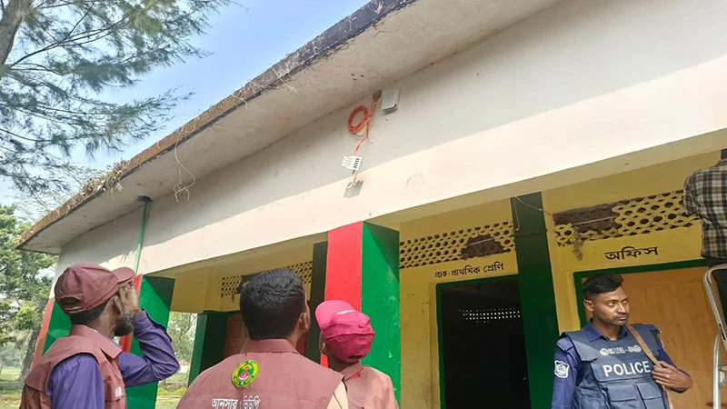 নোয়াখালীতে ভোটকেন্দ্রের সিসিটিভি ক্যামেরা চুরি