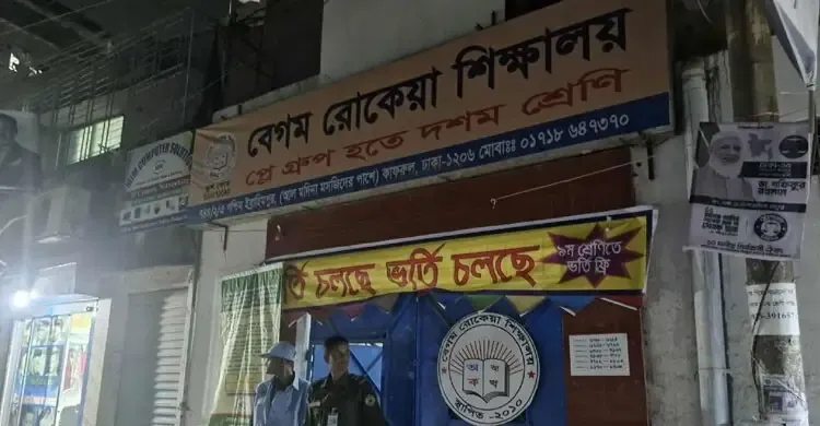 রাতে ভোটকেন্দ্রের সামনে উৎসুক জনতা, পাহারায় দলীয় নেতাকর্মীরাও