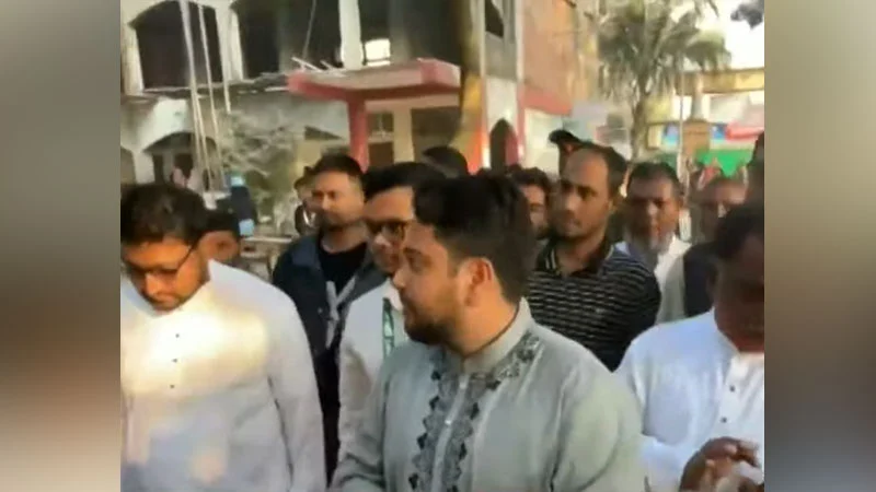 বাড্ডায় ভোট দিলেন নাহিদ ইসলাম