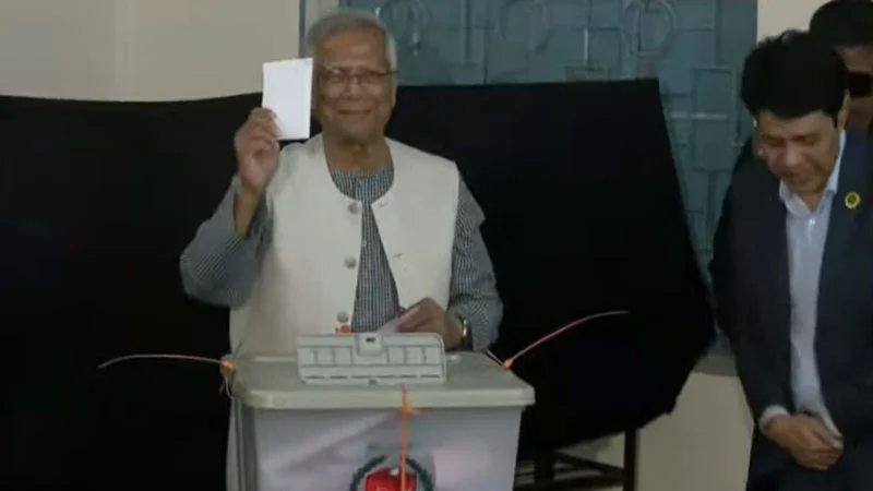 ভোট দিলেন প্রধান উপদেষ্টা, জানালেন মোবারকবাদ