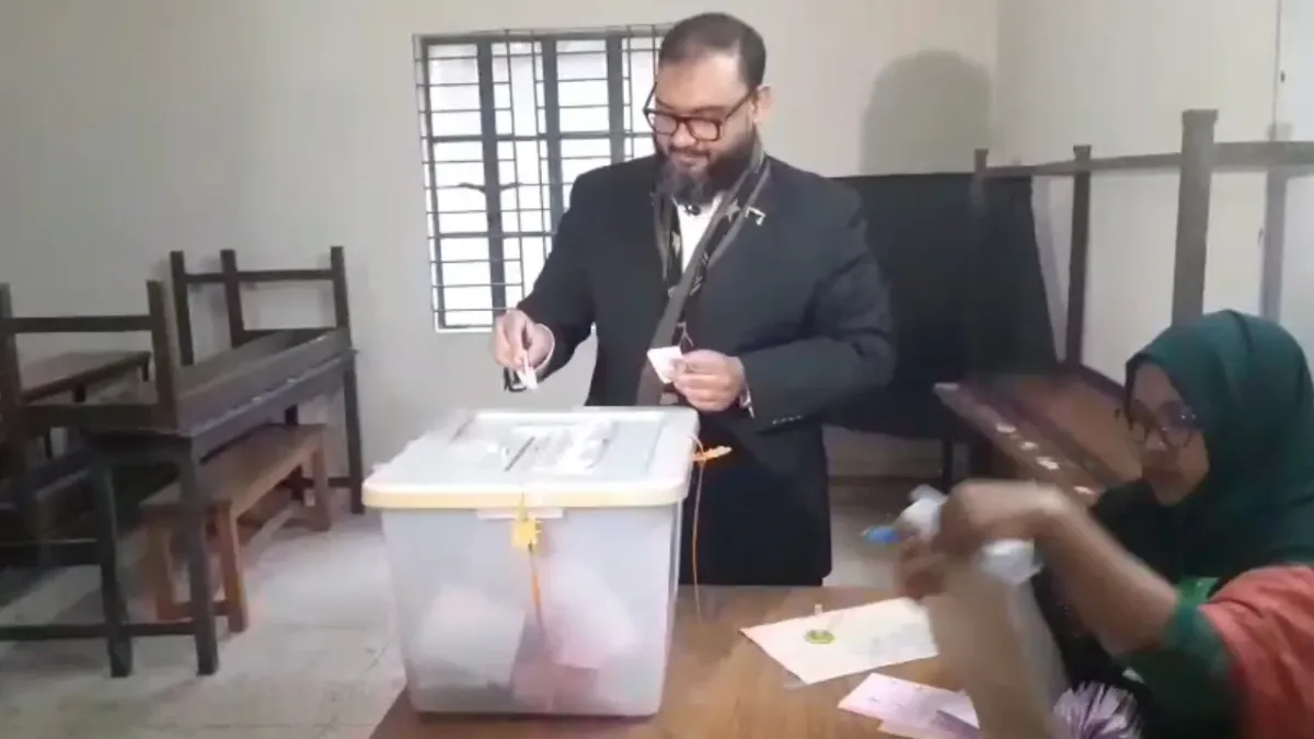 ভোট দিলেন ঢাকা-১৪ আসনের জামায়াত প্রার্থী ব্যারিস্টার আরমান