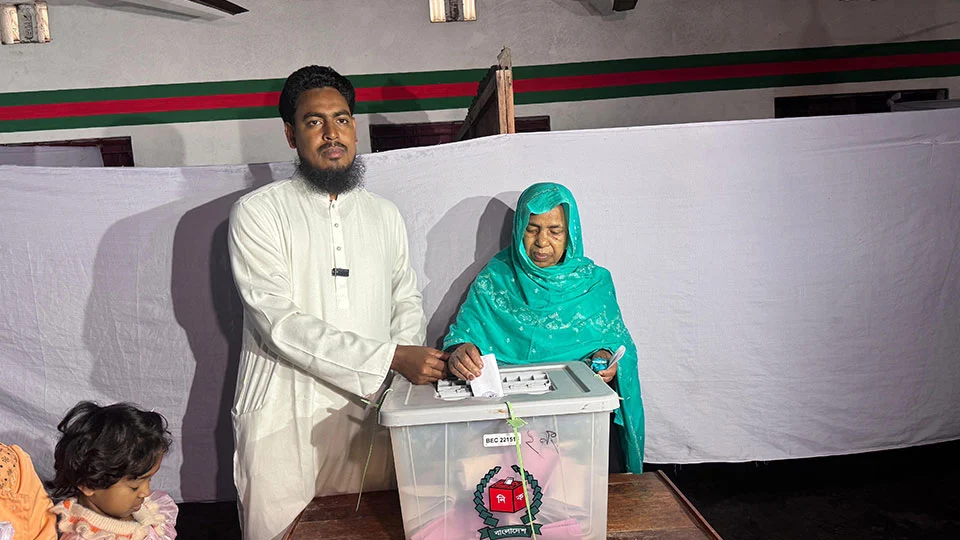মাকে সঙ্গে নিয়ে ভোট দিলেন আখতার হোসেন
