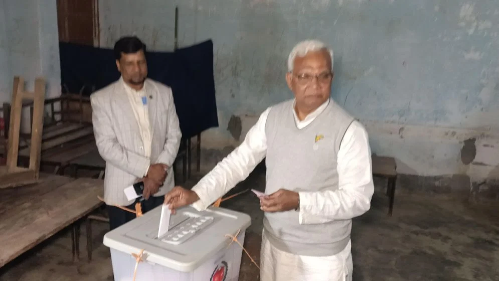 লাইনে দাঁড়িয়ে ভোট দিলেন ডা. জাহিদ হোসেন