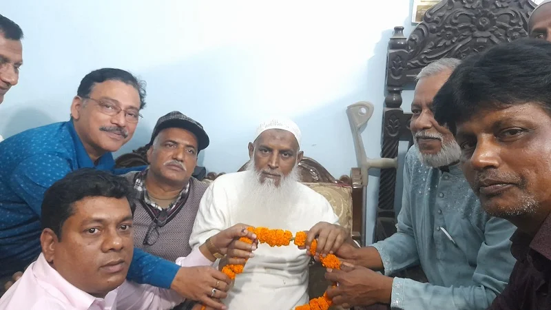 অস্বচ্ছল হিন্দু ধর্মাবলম্বীদের ৫ লক্ষ টাকা দিলেন নবনির্বাচিত এমপি কায়কোবাদ