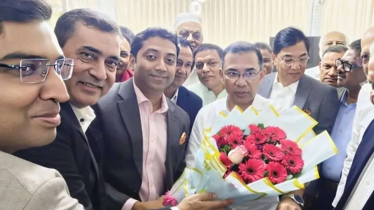 তারেক রহমানকে ফুল দিয়ে শুভেচ্ছা জানালেন ববি হাজ্জাজ