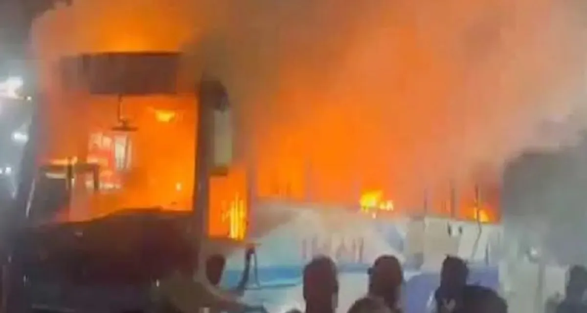 ব্রেকিং নিউজ: বাসে আগুন