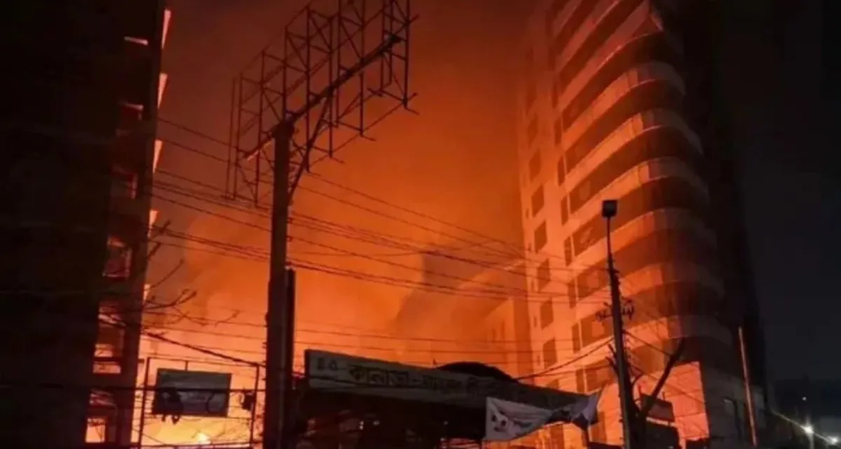 রাজধানীর কারওয়ান বাজারে আগুন