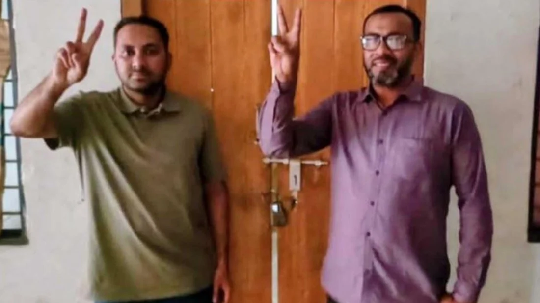 চট্টগ্রামে আ.লীগের কার্যালয়ে টানানো হলো সাইনবোর্ড