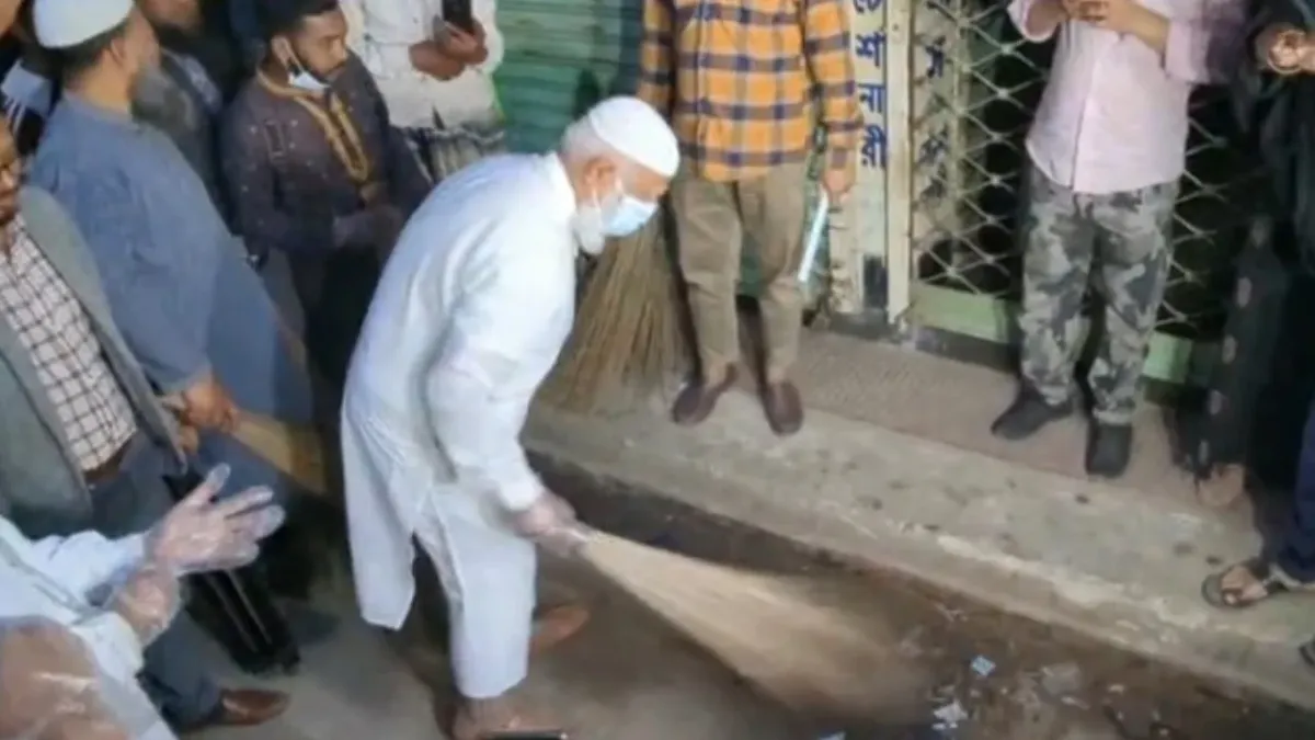 রাস্তা পরিস্কারের মধ্য দিয়ে কাজ শুরু জামায়াত আমিরের
