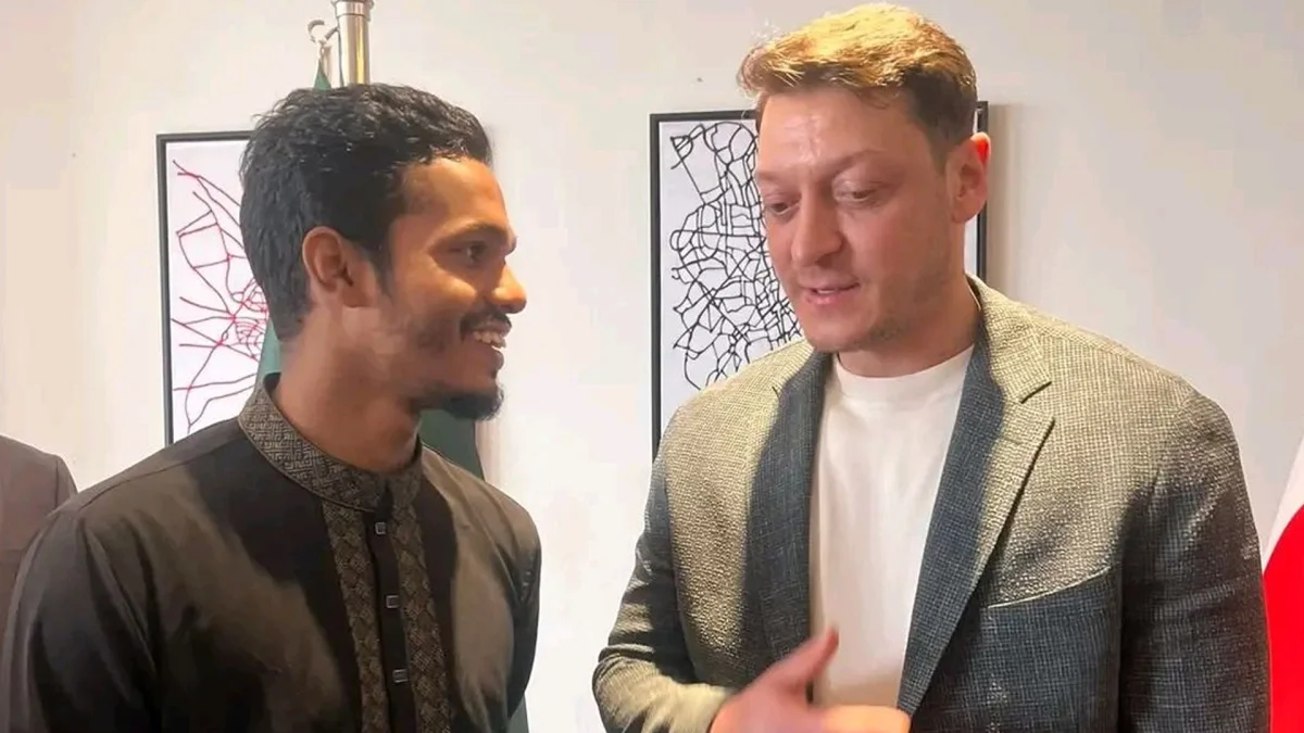 বিশ্বকাপজয়ী ওজিল এখন বাংলাদেশে, দেখা মিলল ঢাবি ক্যাম্পাসে
