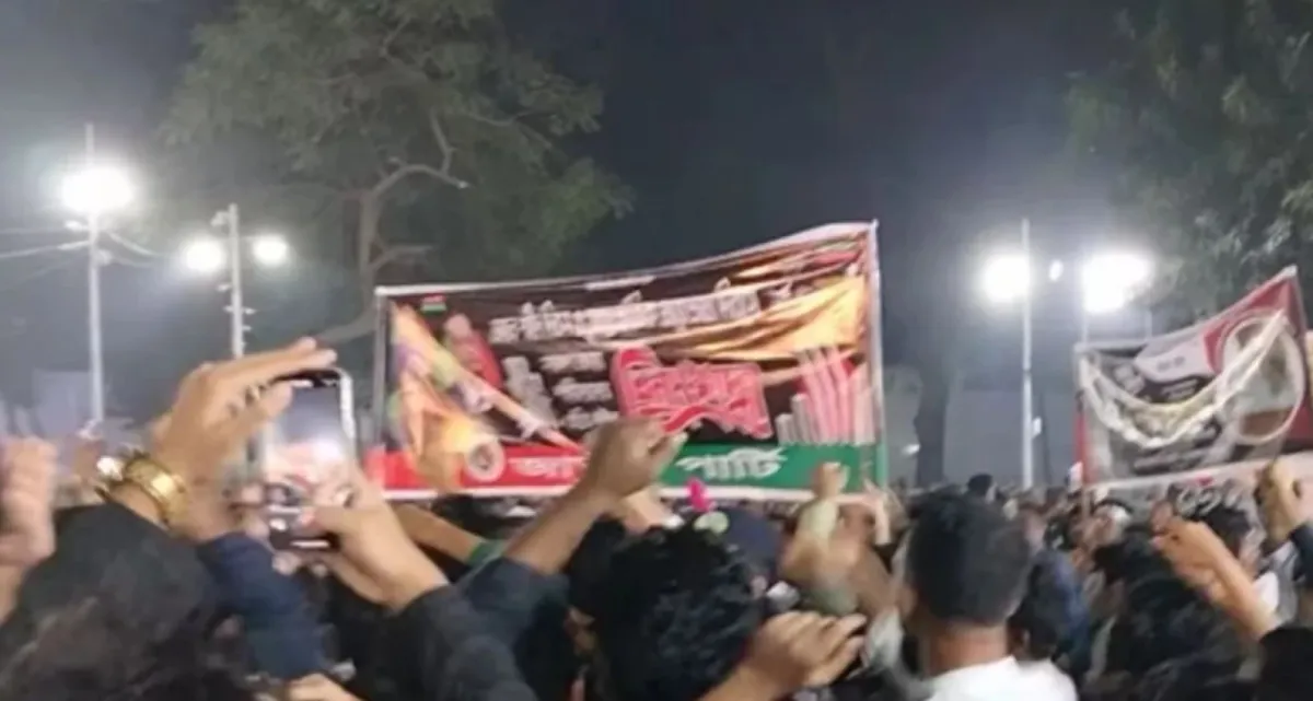 দলটির ব্যানার দেখে ‘ভুয়া’ ‘ভুয়া’ স্লোগান, ধাওয়া খেয়ে পালালেন নেতারা