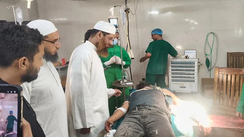 সন্ত্রাসীদের হামলায় আহত জুলাইযোদ্ধাকে দেখতে হাসপাতালে মামুনুল হক