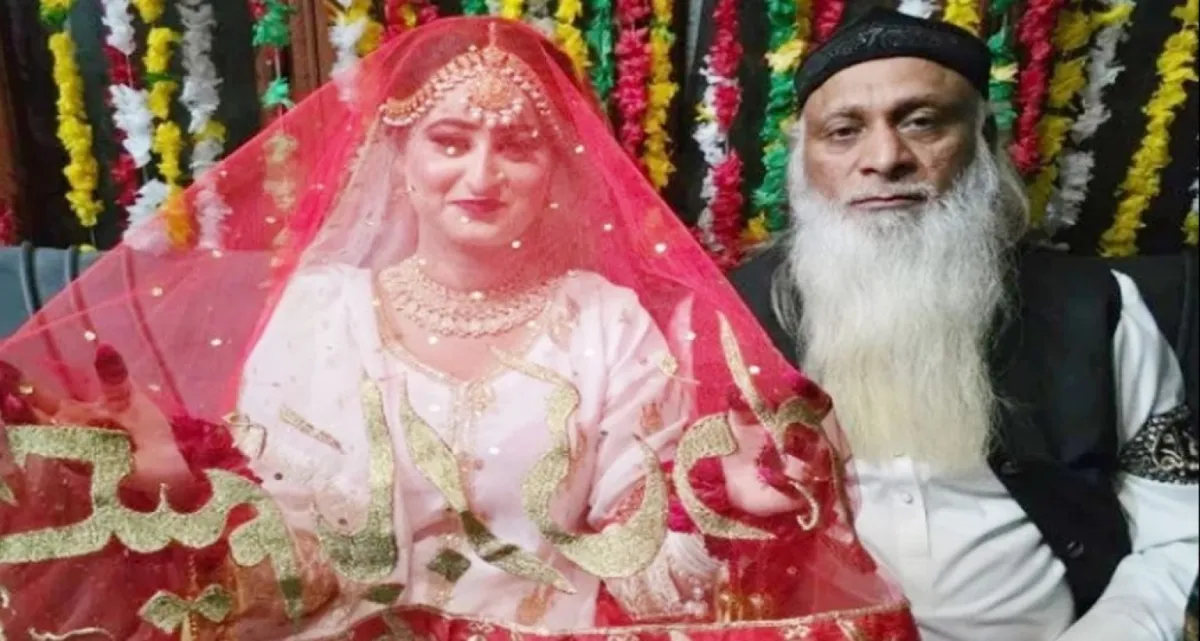 প্রেম মানে না কোন বাধা, ৭০ বছরের বৃদ্ধকে বিয়ে ২২ বছরের তরুণীর