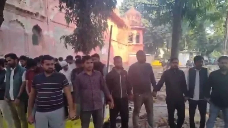 নামাজরত শিক্ষার্থীদের নিরাপত্তায় ঢাল হয়ে দাঁড়ালো হিন্দু সহপাঠীরা