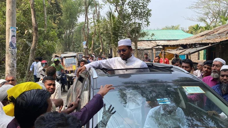 ক্ষতিগ্রস্ত এলাকা পরিদর্শনে গিয়ে হামলার মুখে এমপি হান্নান মাসউদ