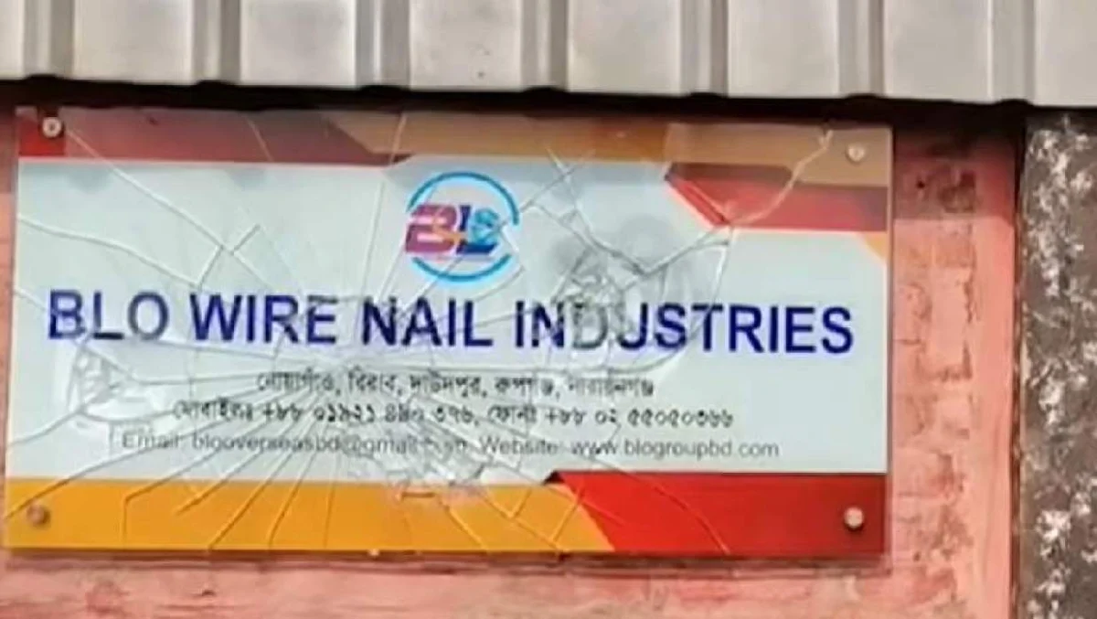 চাঁদা ‘না দেওয়ায়’ শারীরিক প্রতিবন্ধীর কারখানা ভাঙচুর, ট্রাক এনে পণ্য লুটপাট