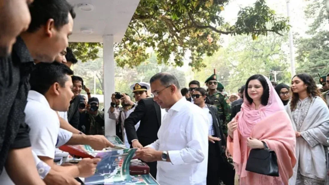 স্ত্রী-কন্যাকে নিয়ে বইমেলার বিভিন্ন স্টল পরিদর্শন করলেন প্রধানমন্ত্রী