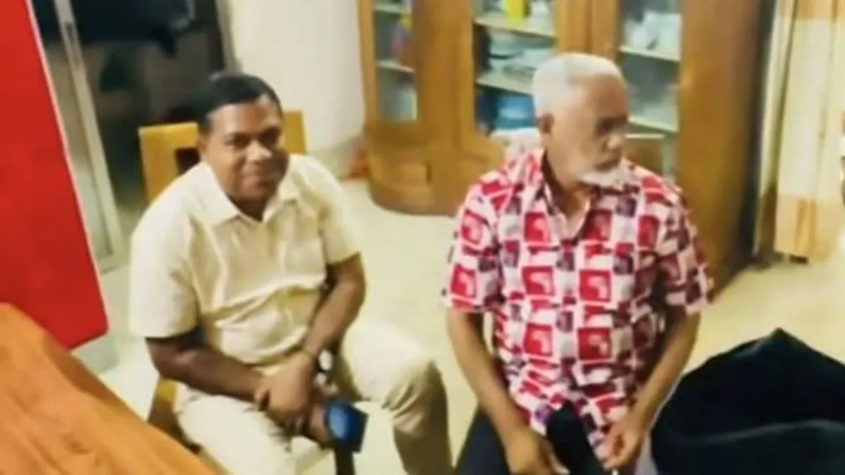 জামিন পাওয়া আ.লীগ নেতার বাসায় মিষ্টি নিয়ে গেলেন বিএনপি নেতা