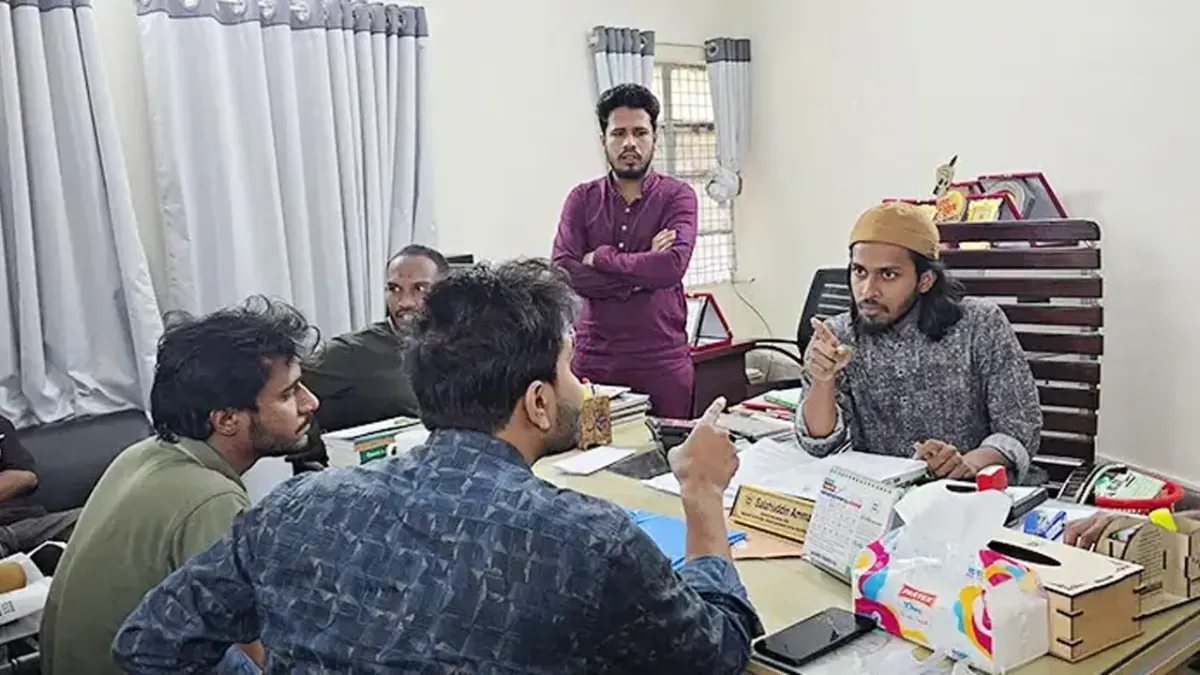 ফেসবুক মন্তব্যকে ঘিরে রাকসু জিএস ও ছাত্র অধিকার নেতার বাগবিতণ্ডা