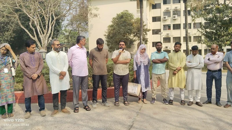 ইবি শিক্ষক রুনা হত্যাকাণ্ডের প্রতিবাদে কুবিতে মানববন্ধন