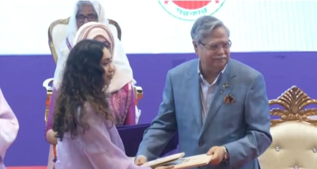 রাষ্ট্রপতির হাত থেকে খালেদা জিয়ার মরণোত্তর পুরস্কার নিলেন নাতনি জাইমা রহমান