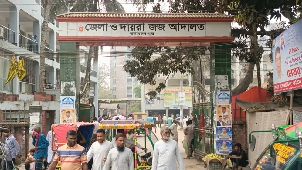 স্বামীকে বেঁধে গৃহবধূকে সংঘবদ্ধ ধর্ষণের ঘটনায় তিন জনের মৃত্যুদণ্ড