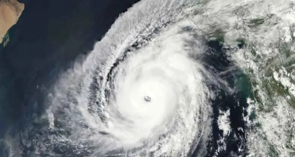 ‘গোধূলি’র সঙ্গে ১০ অঞ্চলে ধেয়ে আসছে ৮০ কিমি বেগে ঝড়